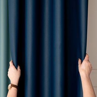 Zasłona gotowa typu blackout na przelotkach DONA 140x 250 granatowa