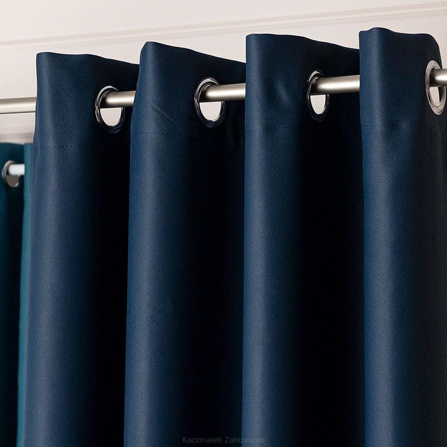 Zasłona gotowa typu blackout na przelotkach DONA 140x 250 granatowa