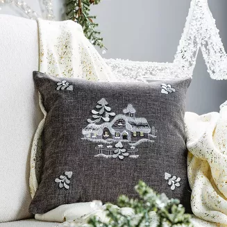 Poszewka dekoracyjna świąteczna 45x45 Eurofirany stalowa srebrna haftowana śnieżny krajobraz chatka