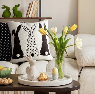 Poszewka dekoracyjna z bukli WIOSNA z ozdobnymi pomponami 45x45 Eurofirany czarna biała wielkanocne zające