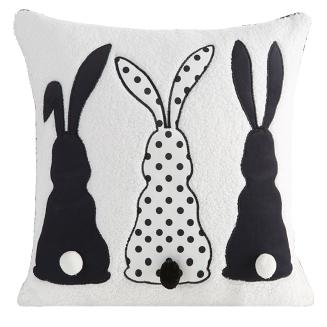 Poszewka dekoracyjna z bukli WIOSNA z ozdobnymi pomponami 45x45 Eurofirany czarna biała wielkanocne zające