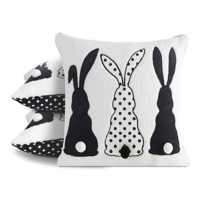 Poszewka dekoracyjna z bukli WIOSNA z ozdobnymi pomponami 45x45 Eurofirany czarna biała wielkanocne