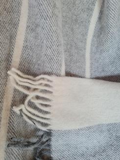 Koc wełniany z frędzlami 160x200 szary kremowy w pasy