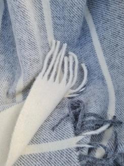 Koc wełniany z frędzlami 160x200 szary kremowy w pasy