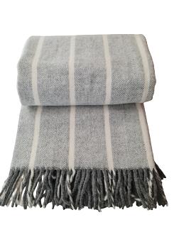 Koc wełniany z frędzlami 160x200 szary kremowy w pasy