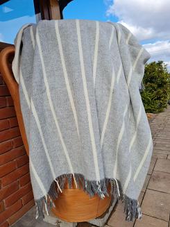 Koc wełniany z frędzlami 160x200 szary kremowy w pasy