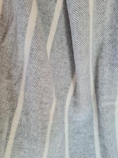 Koc wełniany z frędzlami 160x200 szary kremowy w pasy