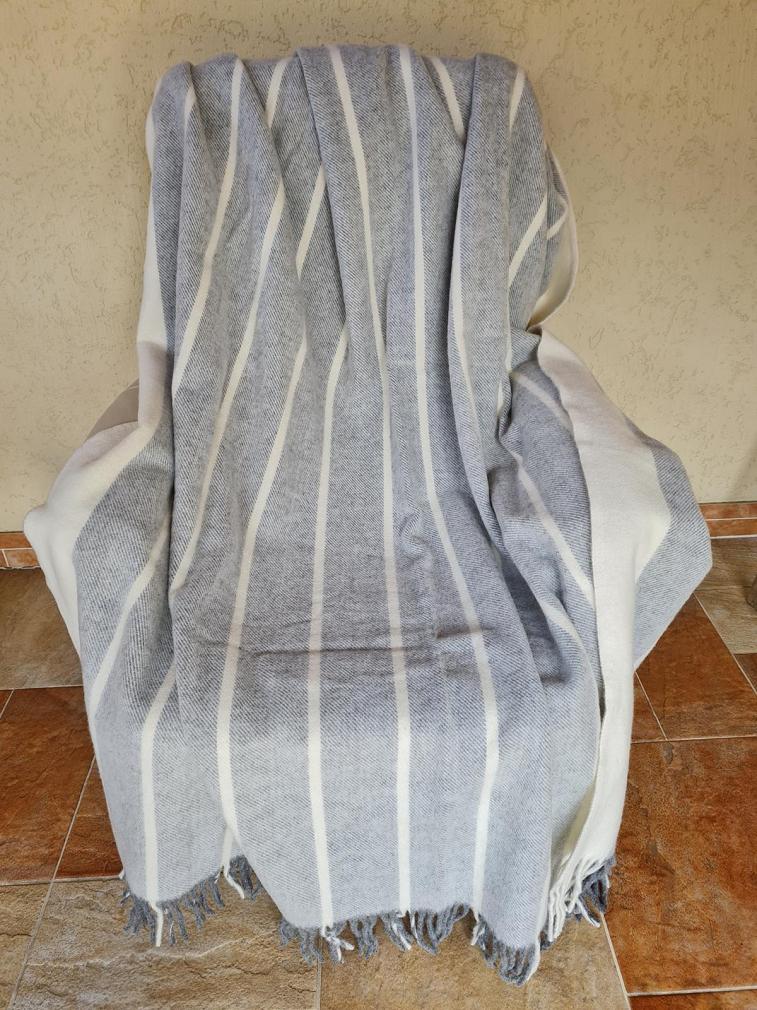 Koc wełniany z frędzlami 160x200 szary kremowy w pasy