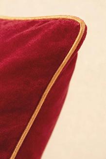 Poszewka dekoracyjna Merry 45x45 welurowa czerwona ze złotym haftem i lamówką