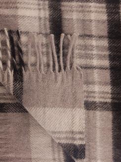 Koc wełniany z frędzlami 160x200 kremowy czarny w kratę