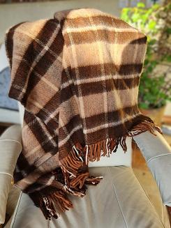 Koc wełniany z frędzlami 160x200 czekoladowa beżowa kratka