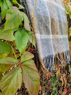 Koc wełniany z frędzlami 160x200 kratka szary ciemny beżowy