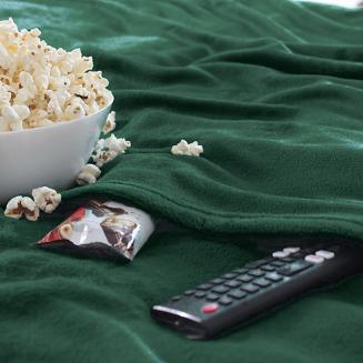 Koc narzuta BINGIE 150x180 butelkowa zieleń z rękawami TV