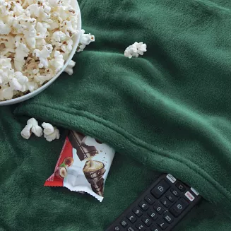 Koc narzuta BINGIE 150x180 butelkowa zieleń z rękawami TV