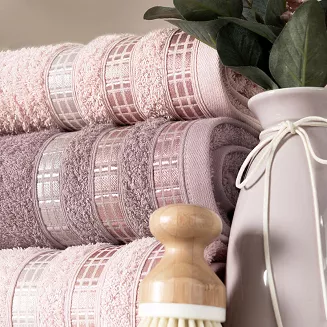 Ręcznik bawełniany LUXURY 70x140 pudrowy z bordiurą w geometryczne pasy