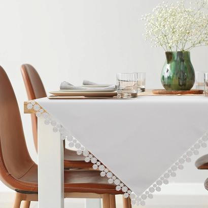 Obrus dekoracyjny LAURA 85x85 Eurofirany biały zdobiony na brzegach koronką w kwiaty