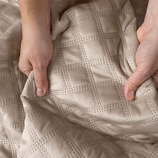 Narzuta dekoracyjna VELVI 170x210 pikowana w geometryczny wzór ciemnokremowa