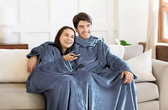 Koc z rękawami z miękkiego polaru TV 150x180 Eurofirany ciemnoniebieski