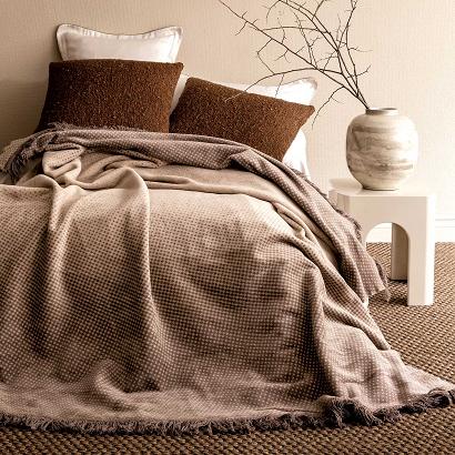 Koc bawełniano-akrylowy 150x200 brązowy beżowy z frędzlami geometryczny drobny wzór