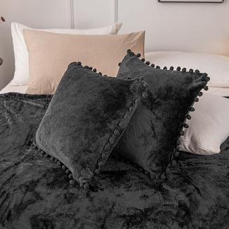 Koc narzuta Pompie 150x200 czarny z pomponami