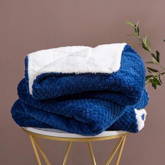 Koc narzuta Sherpa 150x200 granatowy biały dwustronny baranek