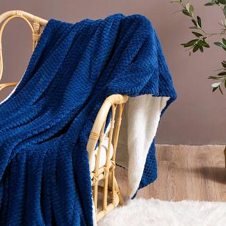 Koc narzuta Sherpa 150x200 granatowy biały dwustronny baranek