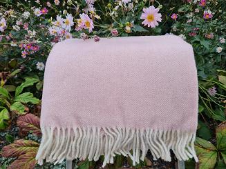 Koc wełniany z frędzlami 150x200 DIAGONAL wełna nowozelandzka różowy