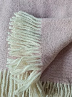Koc wełniany z frędzlami 150x200 DIAGONAL wełna nowozelandzka różowy