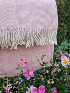 Koc wełniany z frędzlami 150x200 DIAGONAL wełna nowozelandzka różowy