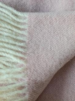 Koc wełniany z frędzlami 150x200 DIAGONAL wełna nowozelandzka różowy