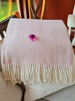 Koc wełniany z frędzlami 150x200 DIAGONAL wełna nowozelandzka różowy