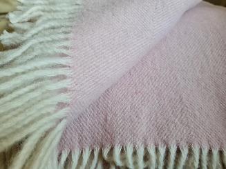 Koc wełniany z frędzlami 150x200 DIAGONAL wełna nowozelandzka różowy