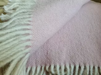 Koc wełniany z frędzlami 150x200 DIAGONAL wełna nowozelandzka różowy