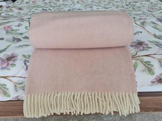 Koc wełniany z frędzlami 150x200 DIAGONAL wełna nowozelandzka różowy