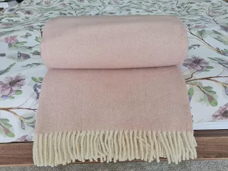 Koc wełniany z frędzlami 150x200 DIAGONAL wełna nowozelandzka różowy