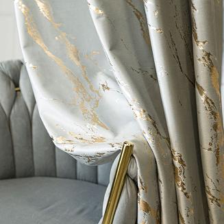 Zasłona gotowa na przelotkach MARMA 140x250 pastelowy szary ze złotym nadrukiem