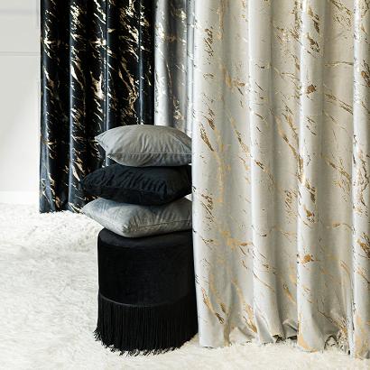 Zasłona gotowa na przelotkach MARMA 140x250 pastelowy szary ze złotym nadrukiem