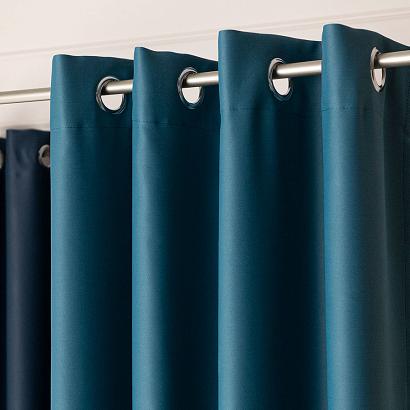 Zasłona gotowa typu blackout na przelotkach DONA 140x250 petrolowa