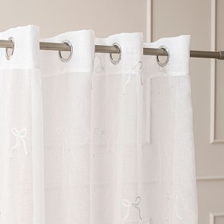 KOKARDKA Firana gotowa na etaminie haftowana na srebrnych przelotkach z ołowianką szer.140 x wys.250