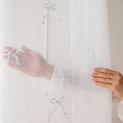 KOKARDKA Firana gotowa na etaminie haftowana na srebrnych przelotkach z ołowianką szer.140 x wys.250