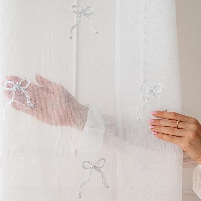 Firana gotowa na przelotkach z ołowianką KOKARDKA 140x250 biała etamina haftowana srebrne kokardki