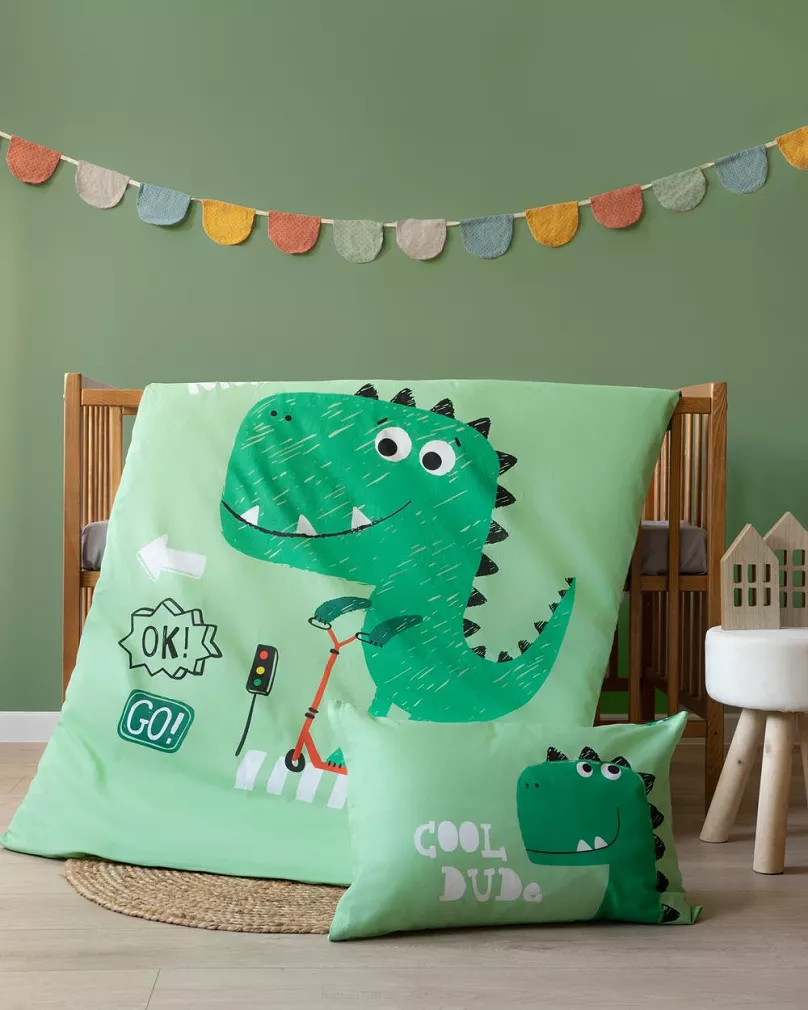 Pościel bawełniana 100x135 wielokolorowa zielony dinozaur na hulajnodze