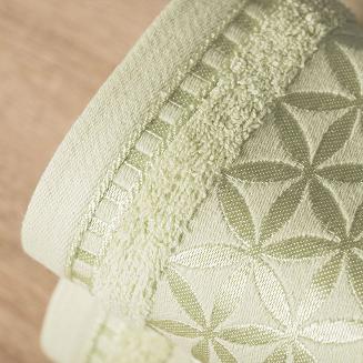 Ręcznik bawełniany PAOLA 70x140 pistacjowy z bordiurą w rozety