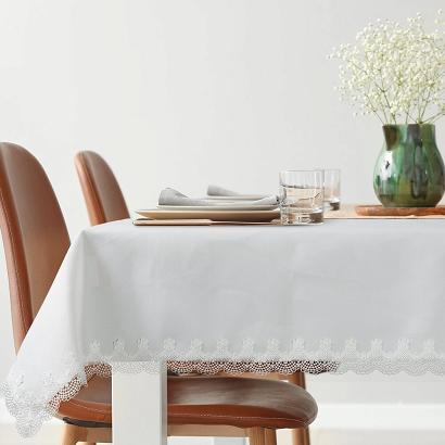 Obrus dekoracyjny RITA 145x300 Eurofirany biały zdobiony na brzegach elegancką koronką
