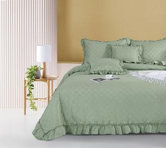 Narzuta dekoracyjna RUFFY 140x200 pikowana z falbanką szałwiowa