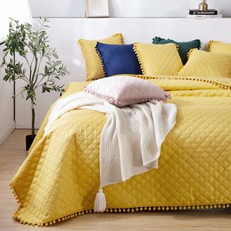 Narzuta dekoracyjna POMPOO 160x220 pikowana z pomponami musztardowa
