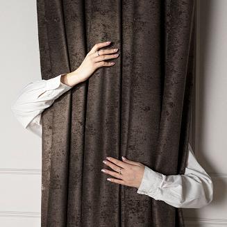 Zasłona gotowa na przelotkach SOFT 140x260 ciemny chłodny brązowy