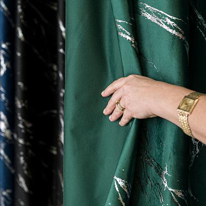 Zasłona gotowa na przelotkach MARMA 140x250 butelkowa ze srebrnym nadrukiem