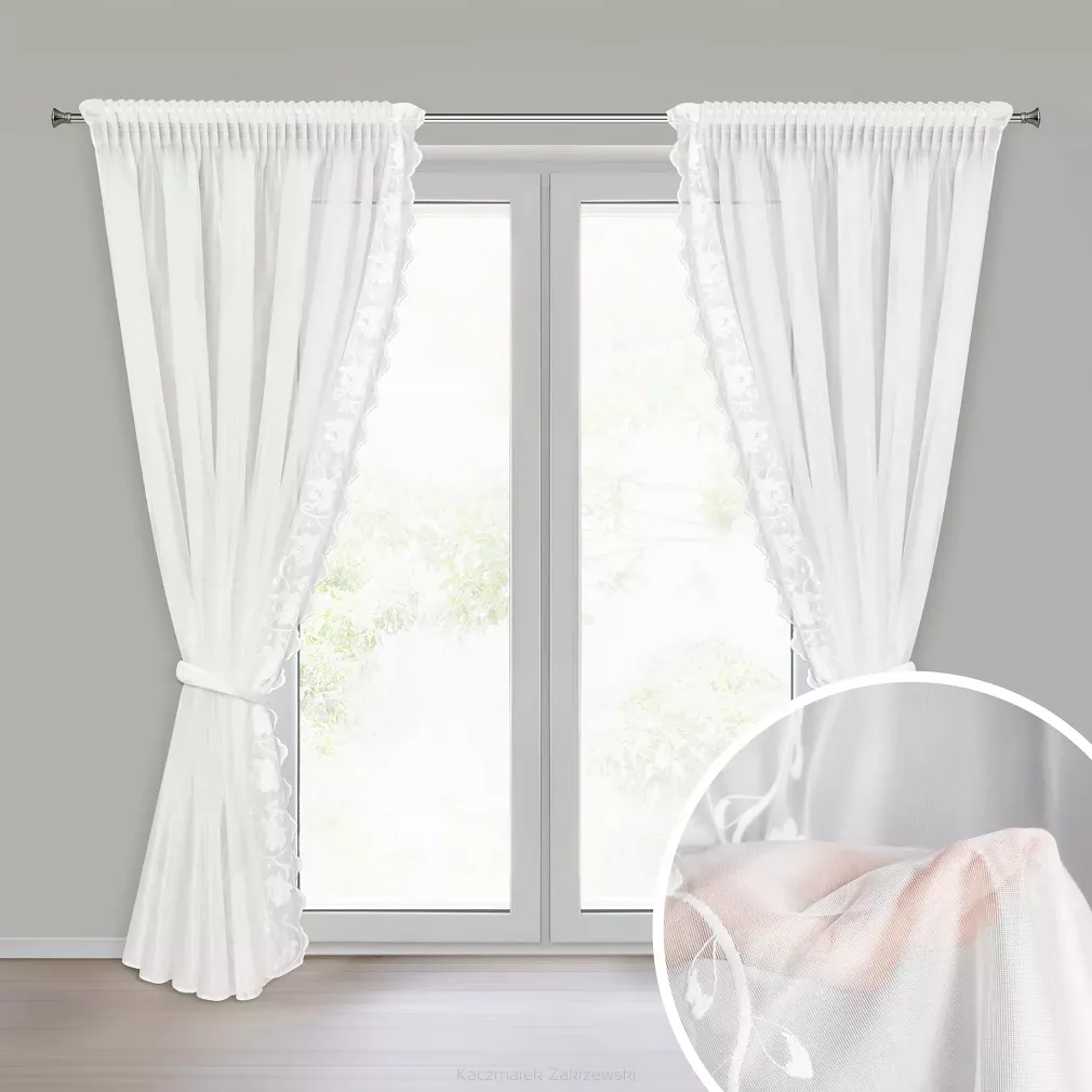 Komplet firan gotowych na taśmie LETI 140x270 Eurofirany biała z siatki zdobiona kwiatowym haftem