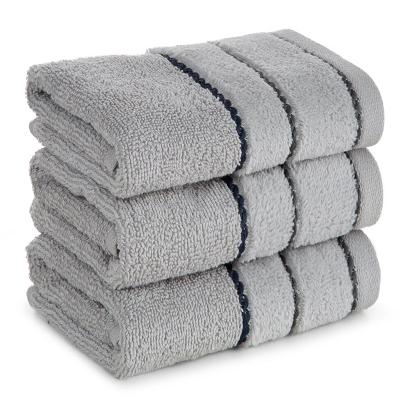 Ręcznik bawełniany z welurową bordiurą w ozdobne paseczki NEL 70x140 Eurofirany srebrny